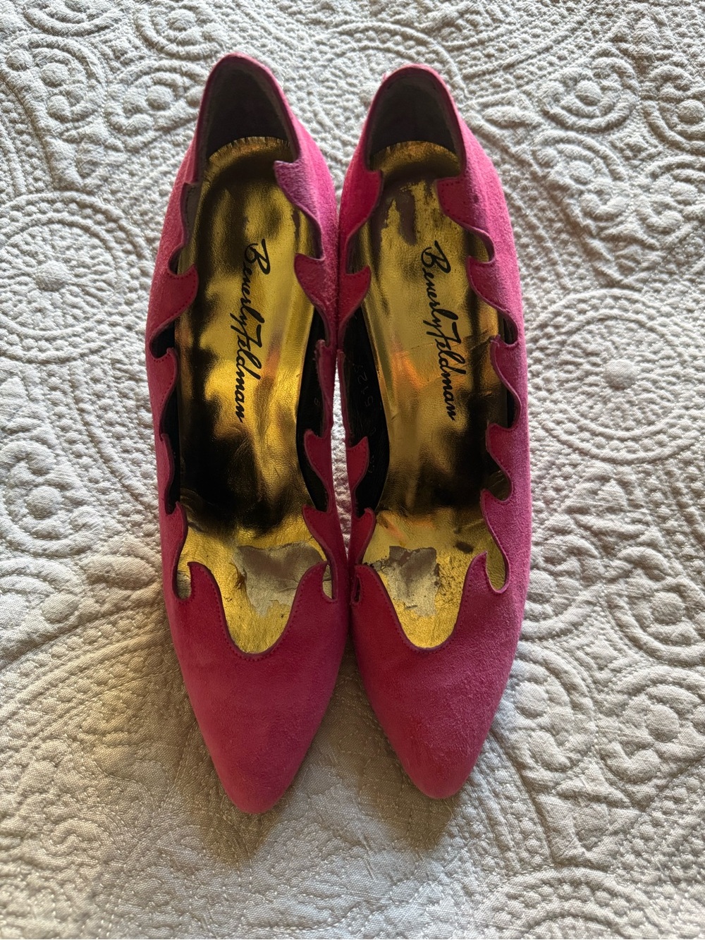 Beverly Feldman Vintage hot pink suede scallops pump